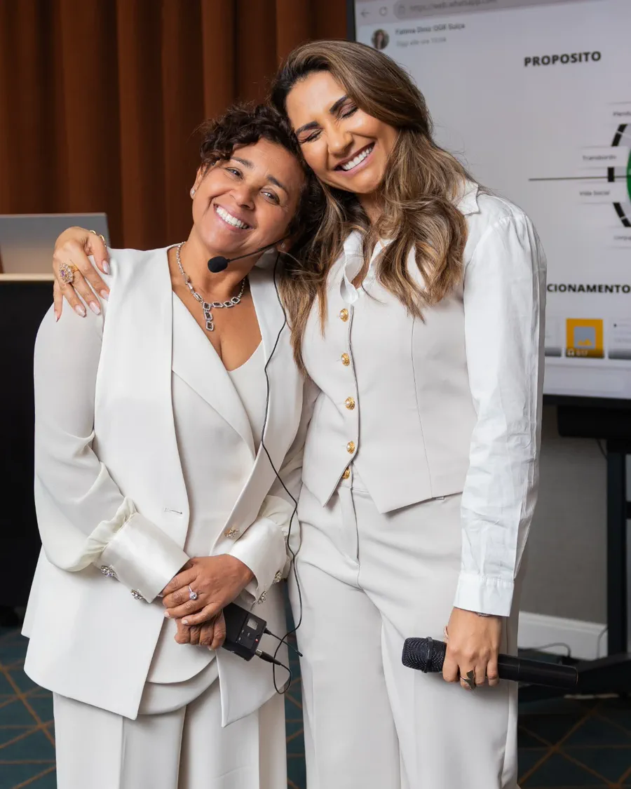 Fátima Diniz e Mariza Maracás juntas em um encontro presencial da Escola do Milhão